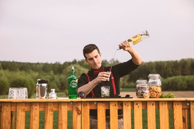 barman in houten mobiele bar