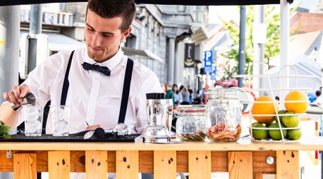 barman in houten mobiele bar Ninove